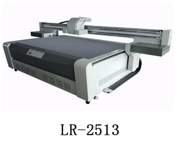 LR-2513通常我們也稱為萬能打印機，他是根據(jù)國際標(biāo)準(zhǔn)尺寸而來，加上這種uv機器不收材質(zhì)約束，差不多什么都可以打印，通常我們也稱之為萬能打印機